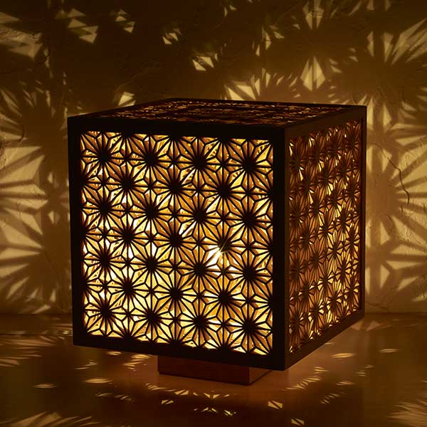 Artisanat kumiko　Lanterne andon - Grande, cubique, feuilles de chanvre sur les quatre côtés, cèdre d’Akita, W29×H34×D29cm